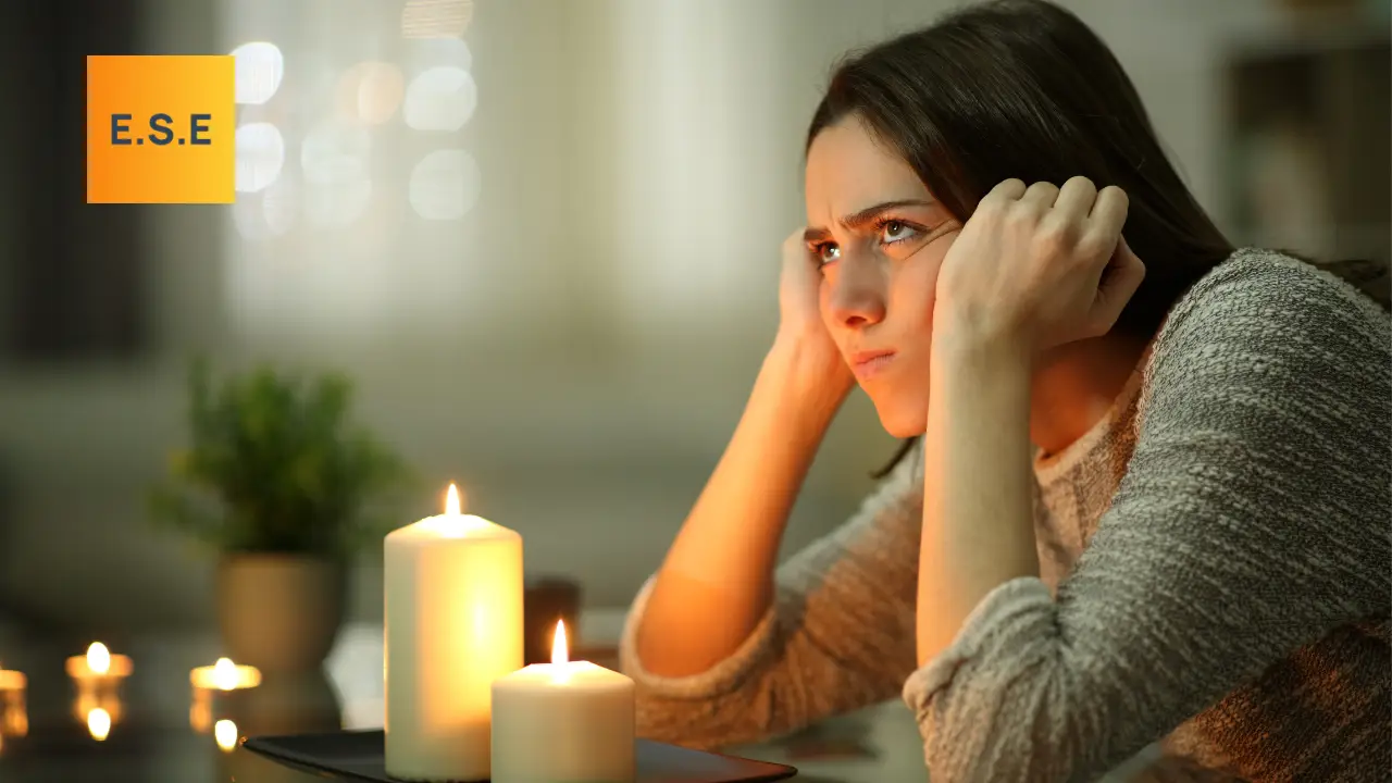 Une femme s'éclaire à la bougie