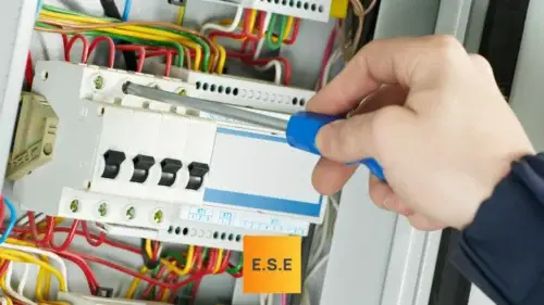 Un électricien dépanne une installation électrique